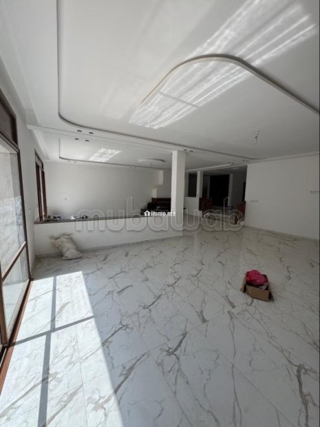 Maison de luxe à louer à Souissi. 5 chambres. Air conditionné et cheminée - Location Immobilier - Rabat - photo 2