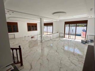 Maison de luxe à louer à Souissi. 5 chambres. Air conditionné et cheminée - Villa à louer - Rabat