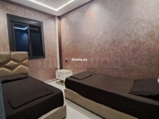 Location saisonnière à De La Plage. 5 pièces. Antenne parabolique, résidence sécurisée - Appartement à vendre - Tanger