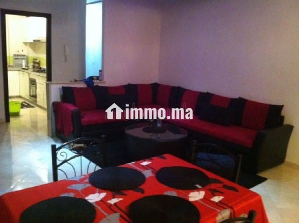 location-saisonniere-a-hamria-5-pieces-confortables-porte-blindee-salon-marocain-big-9