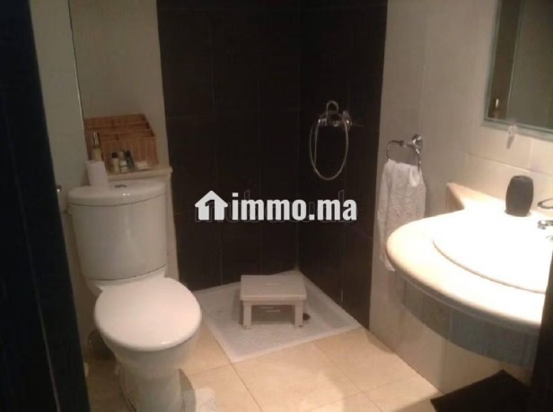 location-saisonniere-a-hamria-5-pieces-confortables-porte-blindee-salon-marocain-big-7