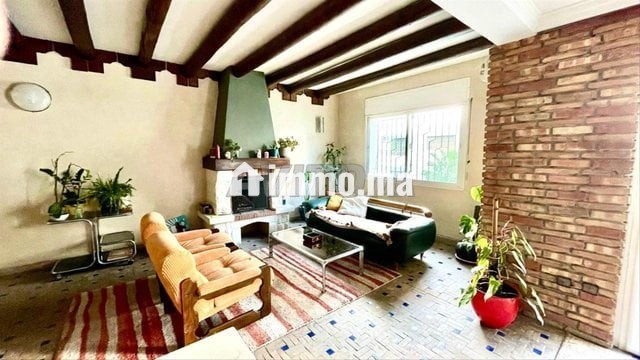 appartement-vide-a-louer-160-m2-style-riad-big-0