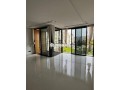 en-face-hotel-le-marly-apprt-a-racine-vide-small-0