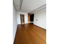 en-face-hotel-le-marly-apprt-a-racine-vide-small-4