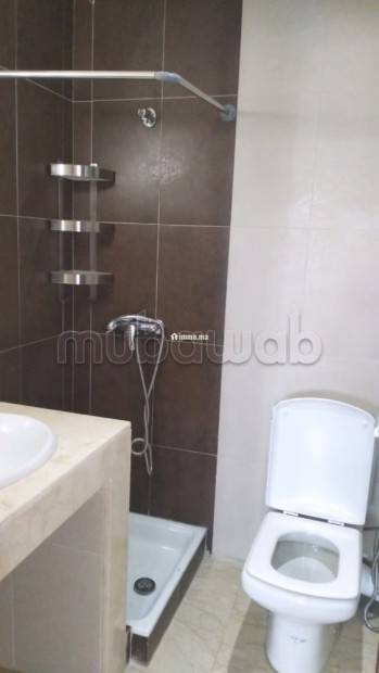 Très bel appartement en location à Riyad.
Superficie 200 m².
Concierge et climatisation - Location Immobilier - Rabat - photo 6
