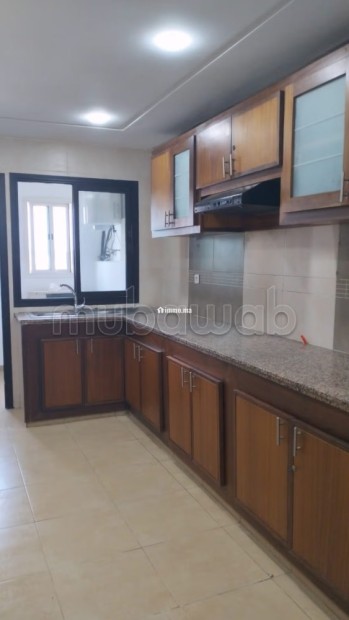 Très bel appartement en location à Riyad.
Superficie 200 m².
Concierge et climatisation - Location Immobilier - Rabat - photo 8