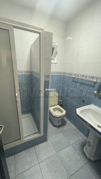 Bureaux à l'achat à Agdal.
Superficie 116 m².
Ascenseur et garage - Vente Immobilier - Rabat - photo 5