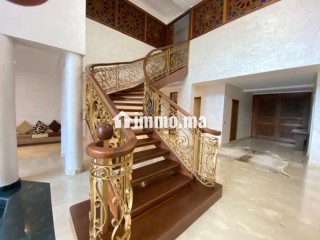 Somptueuse villa à vendre à Souissi. 5 belles chambres. Concierge et climatisation - Villa à vendre - Rabat