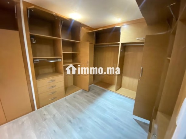 somptueuse-villa-a-vendre-a-souissi-5-belles-chambres-concierge-et-climatisation-big-8