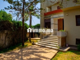 villa-coin-700-m2-sur-boulevard-usage-commercial