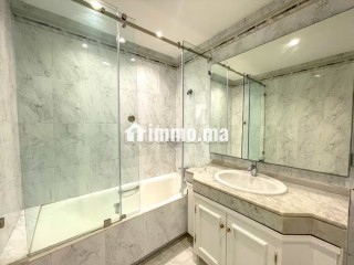 Très bel appartement en location à Racine. 4 pièces confortables. Système de parabole et résidence sécurisée - Appartement à louer - Casablanca