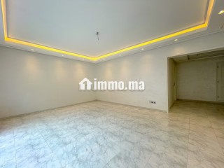 Très bel appartement en location à Racine. 4 pièces confortables. Système de parabole et résidence sécurisée - Appartement à louer - Casablanca