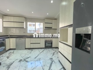 Très bel appartement en location à Racine. 4 pièces confortables. Système de parabole et résidence sécurisée - Appartement à louer - Casablanca