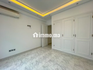 Très bel appartement en location à Racine. 4 pièces confortables. Système de parabole et résidence sécurisée - Appartement à louer - Casablanca