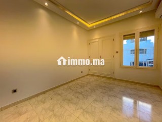 Très bel appartement en location à Racine. 4 pièces confortables. Système de parabole et résidence sécurisée - Appartement à louer - Casablanca