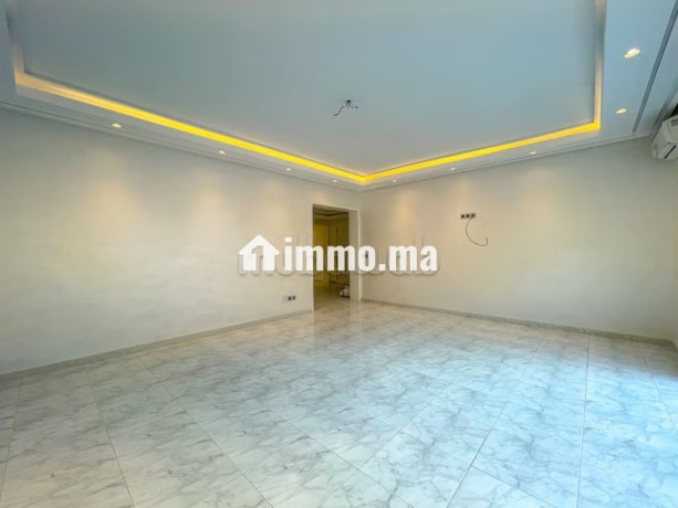tres-bel-appartement-en-location-a-racine-4-pieces-confortables-systeme-de-parabole-et-residence-securisee-big-2
