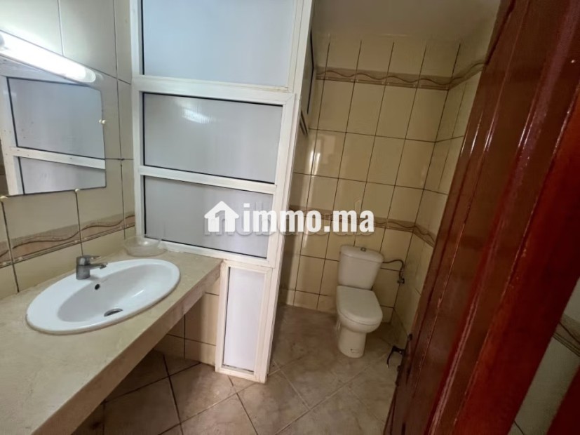 Louez cet appartement à Harhoura. Surface de 120 m². Salon traditionnel et porte blindée - Location Immobilier - Autre - photo 2