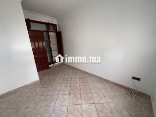 Louez cet appartement à Harhoura. Surface de 120 m². Salon traditionnel et porte blindée - Appartement à louer - Autre