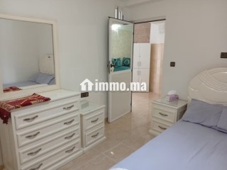 location-dun-appartement-a-chefchaouen-surface-totale-65-m2-porte-blindee-salon-marocain