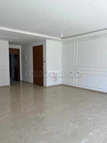 superbe-rez-de-jardin-de-160-m2-a-louer-big-13