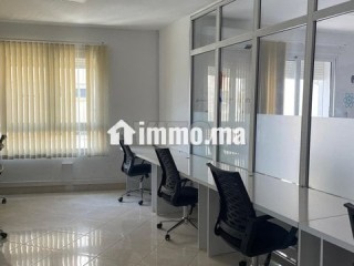 bureau-professionnel-entierement-equipe-a-louer