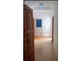 location-saisonniere-a-martil-1-belle-chambre-salon-contemporain-small-5