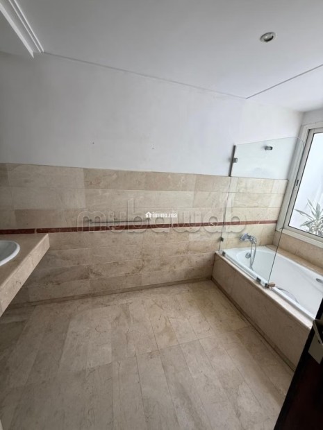 Magnifique villa à louer à Souissi. 7 pièces. Belle terrasse et jardin - Location Immobilier - Rabat - photo 6
