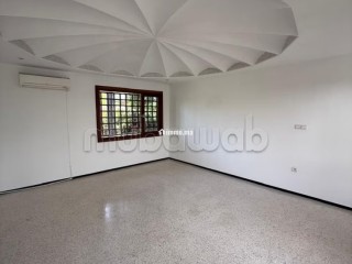Magnifique villa à louer à Souissi. 7 pièces. Belle terrasse et jardin - Villa à louer - Rabat