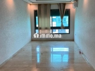 avec-3-chambres-appartement-vide-a-roche-noire135m