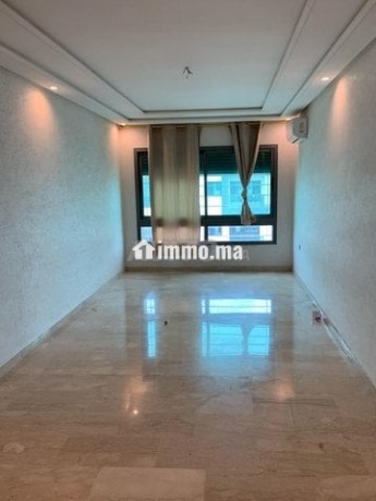 avec-3-chambres-appartement-vide-a-roche-noire135m-big-0