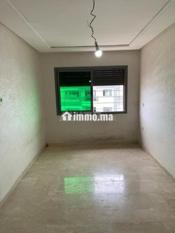 avec-3-chambres-appartement-vide-a-roche-noire135m-big-1