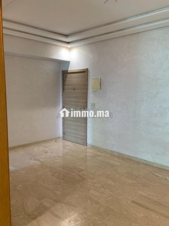 avec-3-chambres-appartement-vide-a-roche-noire135m-big-3