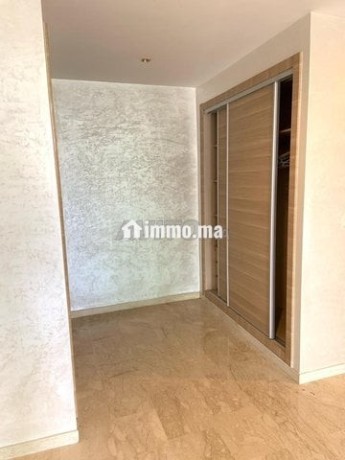 avec-3-chambres-appartement-vide-a-roche-noire135m-big-4