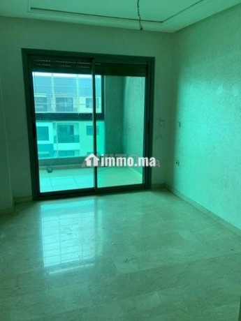 avec-3-chambres-appartement-vide-a-roche-noire135m-big-5