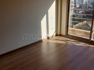 joli-appartement-vide-avec-cuisine-equipee
