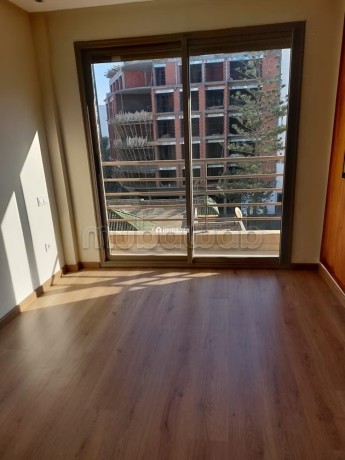 joli-appartement-vide-avec-cuisine-equipee-big-8