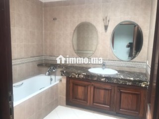 Superbe villa 3 façades de 430 m² au sol à Casablanca, orientation sud ouest - Villa à louer - Casablanca