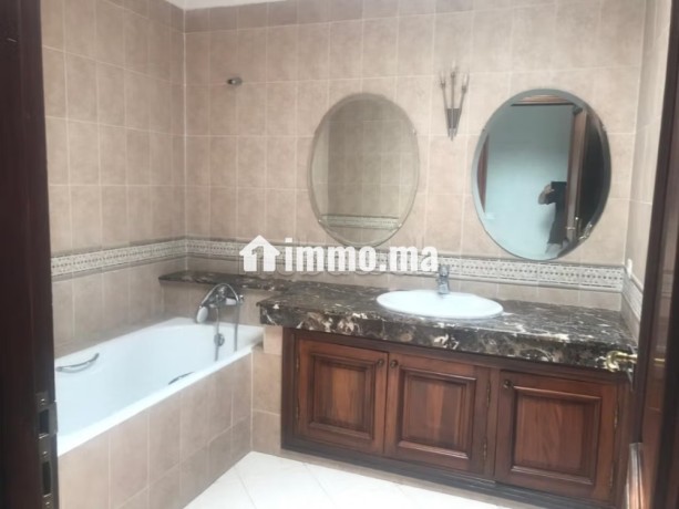 superbe-villa-3-facades-de-430-m2-au-sol-a-casablanca-orientation-sud-ouest-big-18
