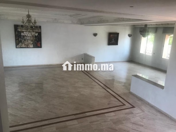 superbe-villa-3-facades-de-430-m2-au-sol-a-casablanca-orientation-sud-ouest-big-4