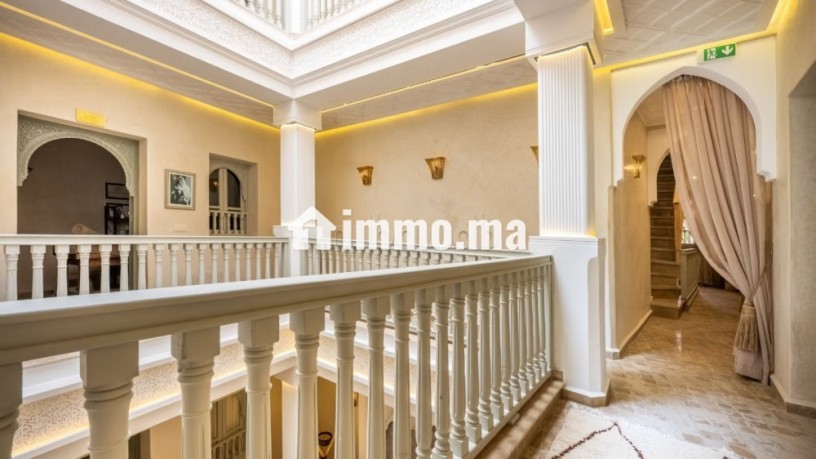titre-exceptionnel-riad-de-luxe-a-la-kasbah-8-chambres-vue-koutoubia-investissement-touristique-big-10