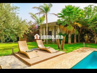 Villa de standing à louer pour vos vacances à Route de Ouarzazate. 4 pièces confortables. Service de concierge, cheminée - Villa à vendre