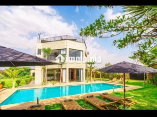 Villa de standing à louer pour vos vacances à Route de Ouarzazate. 4 pièces confortables. Service de concierge, cheminée - Villa à vendre