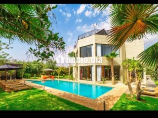 Villa de standing à louer pour vos vacances à Route de Ouarzazate. 4 pièces confortables. Service de concierge, cheminée - Villa à vendre