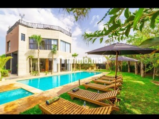 Villa de standing à louer pour vos vacances à Route de Ouarzazate. 4 pièces confortables. Service de concierge, cheminée - Villa à vendre