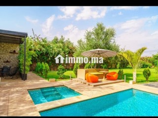 Villa de standing à louer pour vos vacances à Route de Ouarzazate. 4 pièces confortables. Service de concierge, cheminée - Villa à vendre