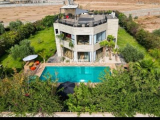 Villa de standing à louer pour vos vacances à Route de Ouarzazate. 4 pièces confortables. Service de concierge, cheminée - Villa à vendre