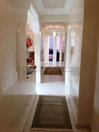 appart-avec-3-chambres-a-coucher-au-centre-big-2