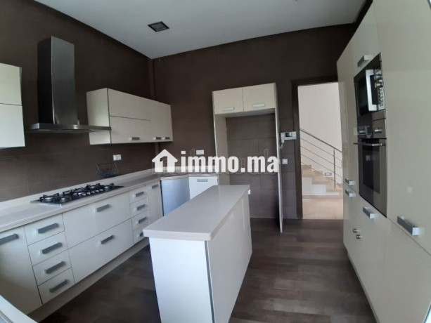 magnifique-villa-a-louer-a-ain-diab-5-pieces-confortables-climatisation-et-piscine-big-1