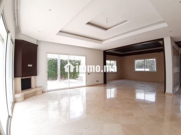 magnifique-villa-a-louer-a-ain-diab-5-pieces-confortables-climatisation-et-piscine-big-3