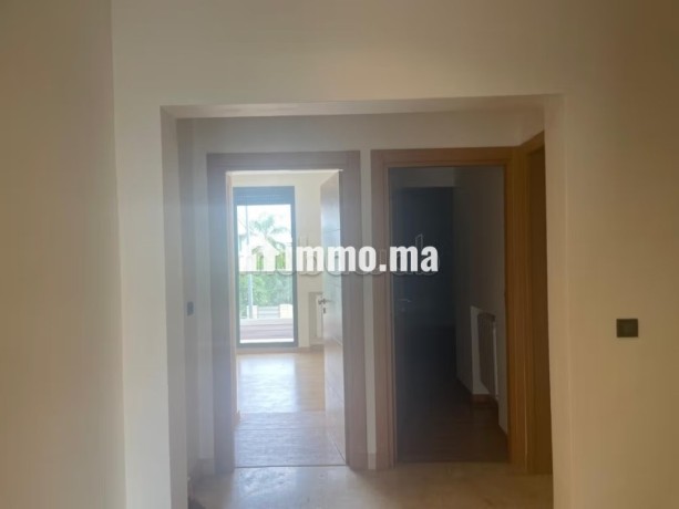 villa-a-bouskoura-de-350-m2-pour-location-vide-big-6